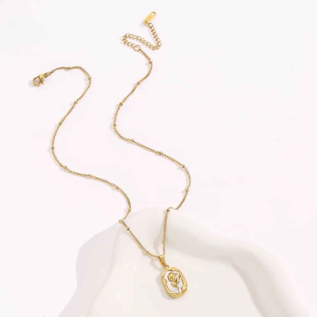 1pc Elegant And Fashionable Rose Carving Design 18k Gold Plated Stainless Steel Pendant Necklace With Rose Decoration, For girls and Women